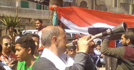 صور.. علم مصر يكسو حى العجمى فى أطول سلسلة بشرية لتأييد السيسي