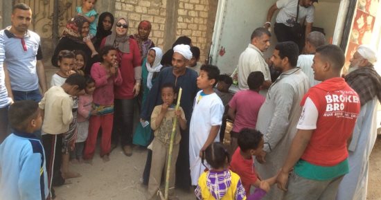 إقبال جماهيرى على شراء السلع الغذائية لقافلة "مستقبل وطن" بنجع حمادى