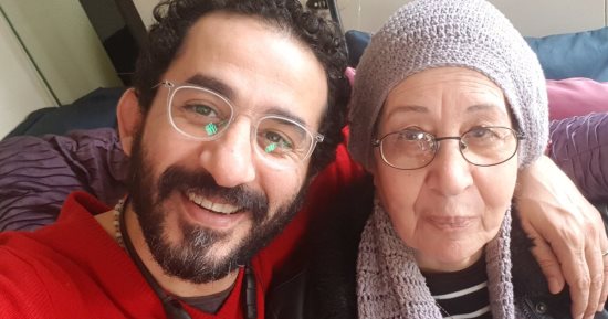 أحمد حلمى ينشر صورته مع والدته فى عيد الأم.. ويوجه التحية لأمهات الشهداء