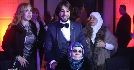 من فساتين العرائس لدعمها له على كرسى متحرك.. مواقف لا تنسى لوالدة هانى البحيرى
