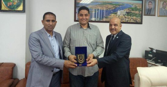 جامعة جواهر لال نهرو تمنح رئيس جامعة أسوان الدرع وتدعوه لزيارتها 