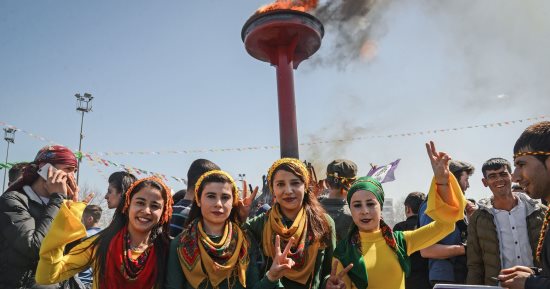 صور.. أكراد تركيا يحتفلون بعيد النوروز فى ديار بكر