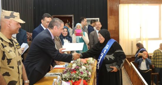 صور .. محافظ كفرالشيخ يكرم 12 سيدة من الأمهات المثاليات بالمدن