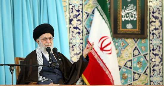 أزمة اقتصادية تفجر صراعا داخل إيران.. خامنئى يدعو مسئوليه لإيجاد حلول سريعة قبل عقوبات أمريكا النفطية.. ومراجع دينية تحمّل "روحانى" مسئولية انهيار العملة.. والالتفاف على العقوبات حيل طهران للنجاة