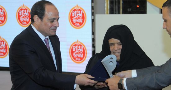 صور.. الأم المثالية بأسوان تقدم ورقة شخصية للسيسى.. والرئيس يحتفظ بها (صور)