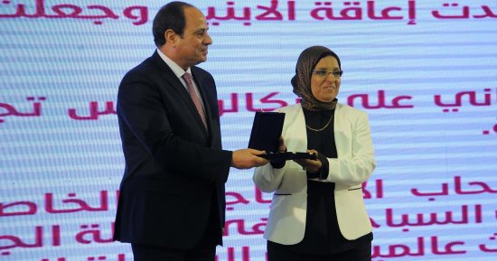 صور.. الرئيس السيسى يمنح الأمهات المثاليات على مستوى الجمهورية وسام الكمال