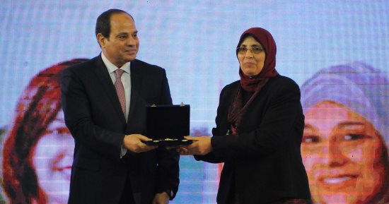 صور.. الرئيس السيسي يكرم نماذج مشرفة للمرأة المصرية فى مختلف المجالات 
