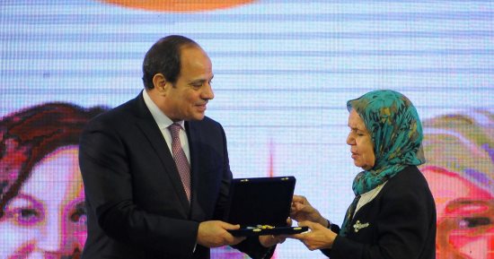 صور.. تعرف على وسام الكمال وأشهر من حصلوا عليه.. بعد قرار الرئيس منحه للأم المثالية