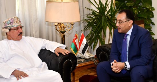 وزير الإسكان يلتقى نظيره العمانى ويرحب بنقل تجربة مصر العقارية للسلطنة (صور)