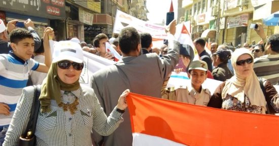 صور.. أهالى التل الكبير بالإسماعيلية ينظمون مسيرة حاشدة لتأييد السيسى