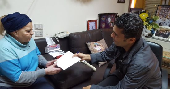 خالد النبوى يزور نادية لطفى فى عيد الأم ويهديها نسخة من "واحة الغروب"