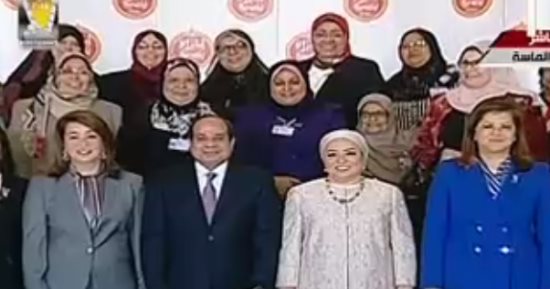 السيسي يلتقط صورة تذكارية مع الأمهات المثاليات المكرمات فى احتفالية الماسة