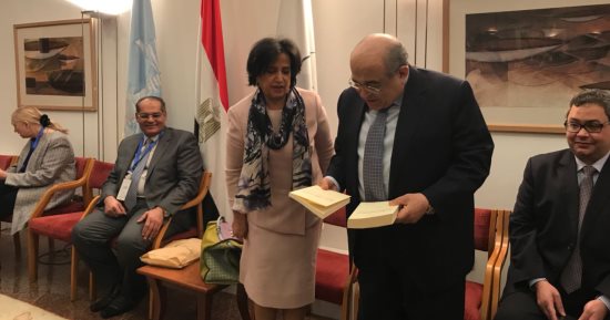 رئيسة هيئة البحرين للثقافة والآثار تهدى مدير مكتبة الإسكندرية إصدارات مشروع نقل المعرفة
