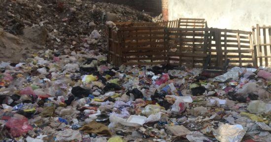 صور.. قارئ يشكو من تراكم القمامة بشارع الزهراء فى بنها الجديدة