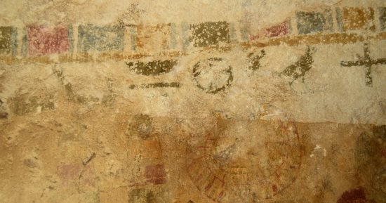 الآثار تعلن الكشف عن نقوش ولوحات جدارية فى مقبرة بالمنيا