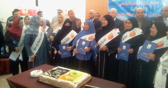 محافظ جنوب سيناء يكرم 21 أم مثالية احتفالا بعيد الأم