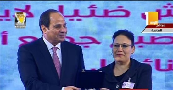 أن تتلمذ على يد "الأم المثالية".. حكاية معلمة كرمها السيسي