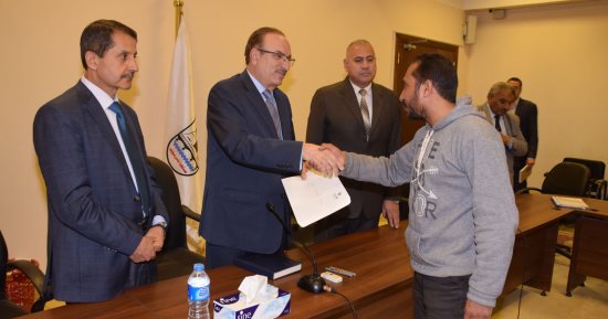 محافظ بنى سويف يسلم 20 "شهادة أمان" مجانا للعمالة اليومية بالديوان.. صور
