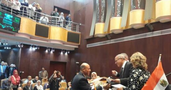وزير الطيران يصرف مكافأة للعاملين بالأرصاد الجوية بمناسبة يومهم العالمى