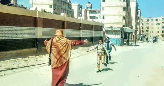صورة فرحة معلمة تستقبل تلاميذها بعد فوزهم بمسابقة أوائل الطلبة على "فيس بوك"