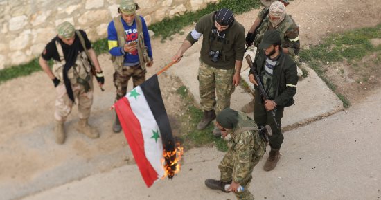 صورة اليوم.. مرتزقة أردوغان الإرهابى يحرقون العلم السورى بمدينة عفرين