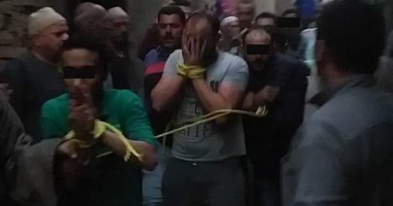 فيديو.. الأهالى يضبطون 6 أشخاص ينقبون عن الآثار ويسلمونهم إلى الشرطة بالمنوفية