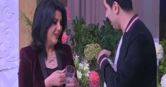 فيديو.. الفنان محمد أنور يفاجئ منى الشاذلى بهدية "طقم كوبايات"
