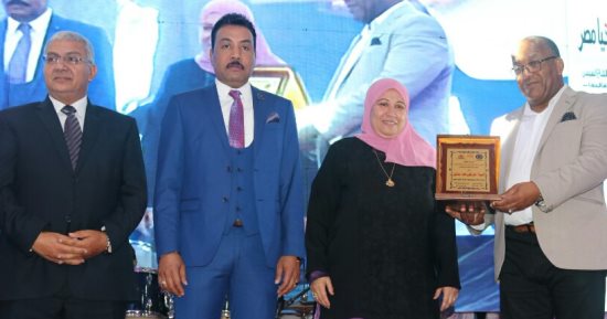 تكريم أسر الشهداء والأمهات المثاليات بمؤتمر دعم السيسى بالسويس