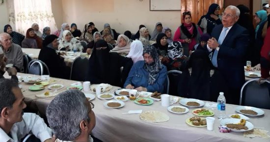 محافظ بورسعيد يشارك نزلاء دار المسنين الاحتفال بعيد الأم 