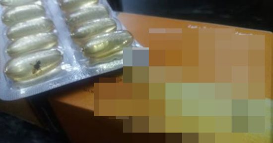 صور.. ذبابة داخل علبة دواء مغلفة بمدينة نصر