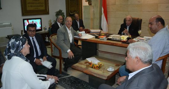 صور.. محافظ جنوب سيناء يلتقى 60 مواطنا لحل مشاكلهم فى إطار اللقاءات الدورية