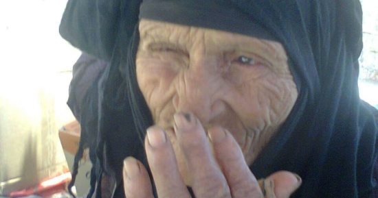 صور.. مأساة مسنة ترعى 5 أيتام بالمنيا: نسكن فى حجرة واحدة مسقوفة بالبوص