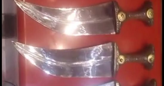 ضبط راكب بمطار القاهرة بحوزته 8 خناجر وطلقة حية قبل سفره للخليج.. صور