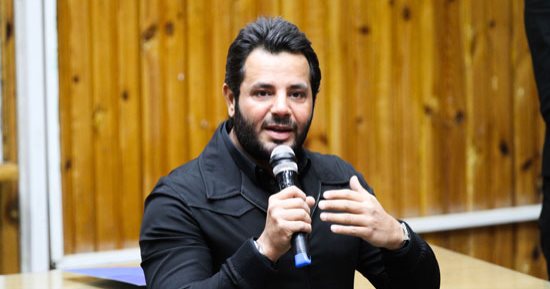 نيشان: لا أستخدم "فيسبوك" وكل الصفحات التى تحمل صورتى عليه "مزيفة"