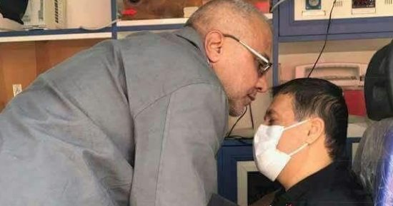صور.. أسير فلسطينى يغادر غزة لتلقى العلاج فى القاهرة