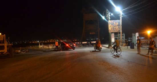 صور.. بدء التشغيل التجريبى للطريق الدائم بمشروع قناطر أسيوط الجديدة