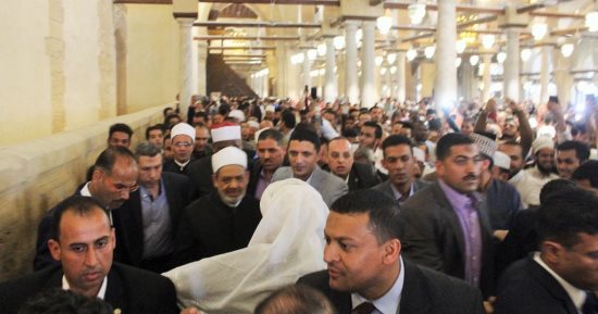 الإمام الأكبر يؤدى صلاة الجمعة بالجامع الأزهر.. صور