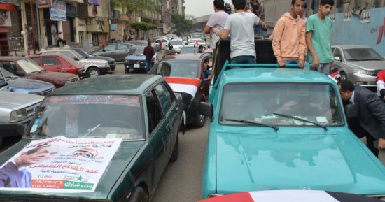 صور.. مسيرة لأهالى شبرا الخيمة بالسيارات لدعم السيسى بانتخابات الرئاسة