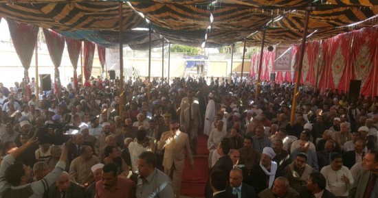 عميد سابق بالأزهر يحمل الكفن لينهى خصومة مع أبناء عمومته بسوهاج بحضور قيادات الأمن