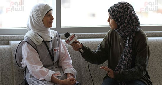 "أم آية" أقدم عاملة نظافة فى 57357.. الأطفال علمونى الرضا 