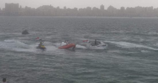 صور.. عروض مائية تحمل علم مصر لدعم الرئيس على شاطىء الإسكندرية