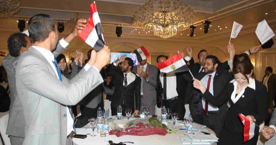 فيديو وصور.. منظمو مؤنمر حملة يلا سيسى يذيعون أغنية الحملة والمشاركون يرددون "تحيا مصر"