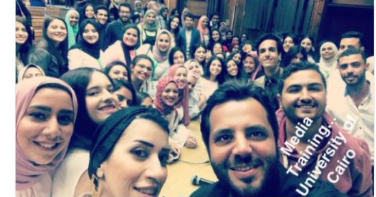 نيشان يعبر عن سعادته بلقاء طلاب جامعة القاهرة خلال يوم تدريب إعلامى