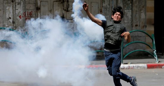 صور.. اشتباكات عنيفة بين قوات الاحتلال الإسرائيلى ومحتجين فلسطينيين فى غزة