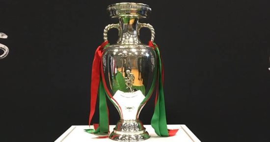 منتخب البرتغال يصطحب "كأس أوروبا" لملعب لاتس جراند قبل مواجهة مصر