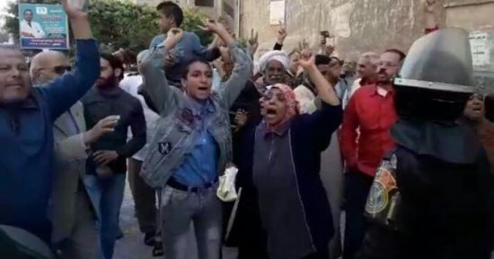 صور.. تظاهر المواطنين بموقع انفجار الإسكندرية.. ويؤكدون: هننزل للانتخابات