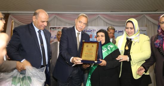صور.. محافظ قنا يكرم الأمهات المثاليات