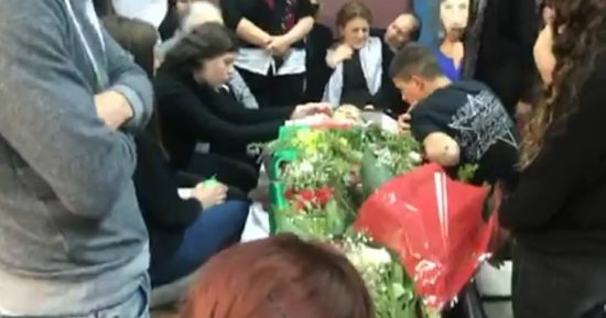 فيديو وصور.. لحظات الوداع الأخيرة لجثمان الفنانة الفلسطينية ريم بنا