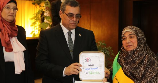 صور.. محافظ الفيوم يُكرم الأمهات المثاليات والشهداء
