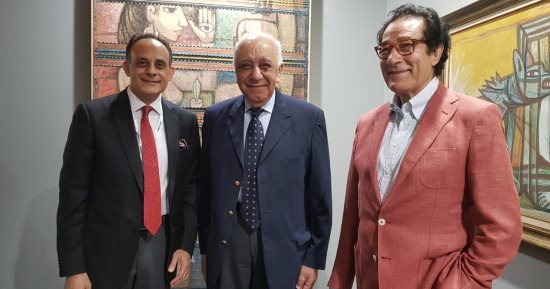 صور.. فاروق حسنى يزور "معرض الفنون التشكيلية" فى دبى
